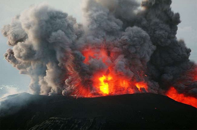 बड़ी खबर : 38 साल में पहली बार ज्वालामुखी में हुआ विस्फोट, लोगों को घर छोड़ने की दी गई चेतावनी