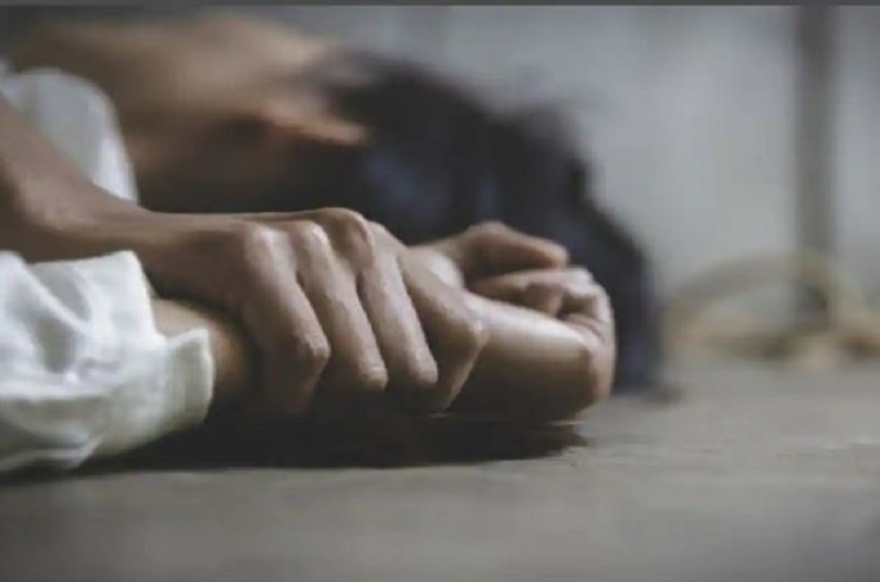 3 लोगों ने पति के सामने महिला के साथ किया ऐसा काम, घर में बंधक बनाकर दिया खौफनाक घटना को अंजाम