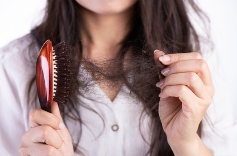 home remedies tips: अगर आप भी बालों के झड़ने से है परेशान, तो अपनाएं ये 10 घरेलू नुस्खे, जल्द मिलेगा फायदा