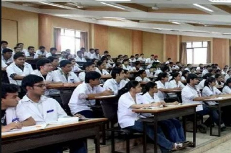 प्रदेश के 7 मेडिकल कॉलेज में बढ़ेंगी MBBS की सीट, 2 शिफ्ट में लगेंगी जूनियर डॉक्टर्स की क्लास, चिकित्सा शिक्षा मंत्री ने एनएमसी को भेजा प्रस्ताव