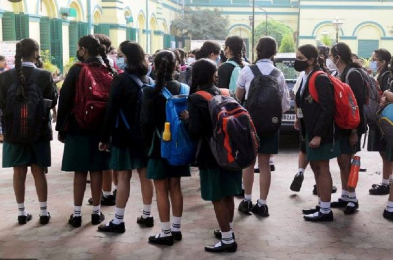 School Timing changed: अंबिकापुर में स्कूलों के समय में हुआ बदलाव, अब इतने बजे से लगेंगी कक्षाएं