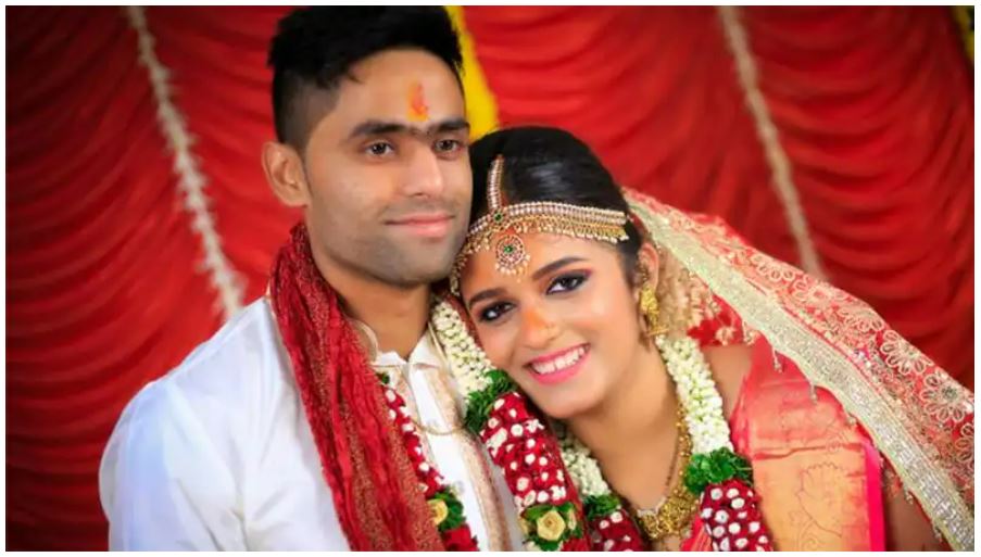 डेटिंग के बाद 2016 में दोनों ने शादी का फैसला किया और इसी साल 29 मई को बेहद सादे समारोह में एक-दूजे के हो गए। सूर्य कुमार और उनकी पत्नी देविशा दोनों ही इंस्टाग्राम पर एक्टिव हैं और अक्सर अपनी फोटो शेयर करते हैं।
