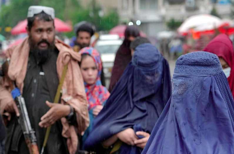 महिलाओं के काम करने पर रोक लगाने के बाद, अब सार्वजनिक जगहों में भी जाने पर तालिबान ने लगाया प्रतिबंध