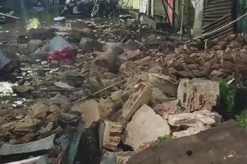 इमारत गिरने से दो लोगों की मौत, मौके पर पहुंचे दमकल कर्मी…