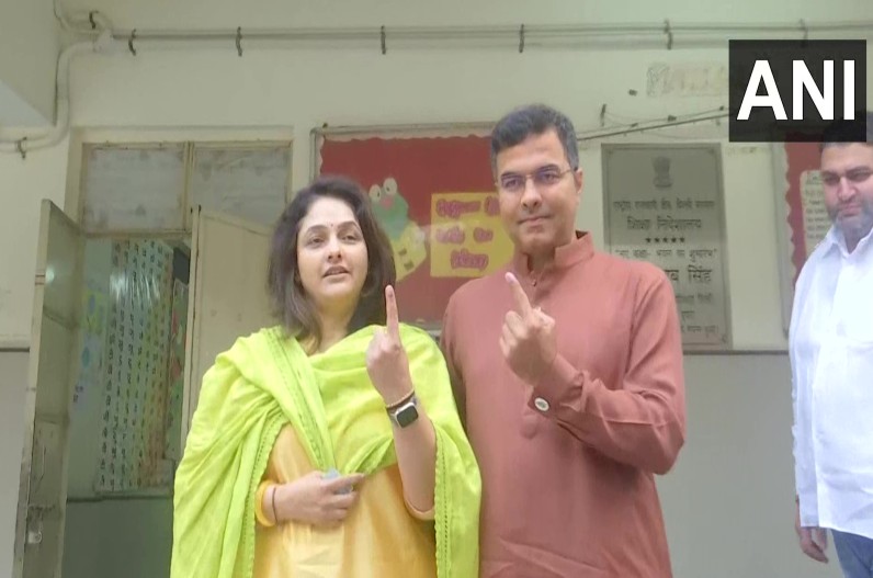 Delhi MCD Election 2022 : BJP सांसद ने पत्नी के साथ डाला वोट, कहा – हमारी पार्टी 250 में से 210 सीटें जीत रही,  AAP के लिए कही ये बड़ी बात