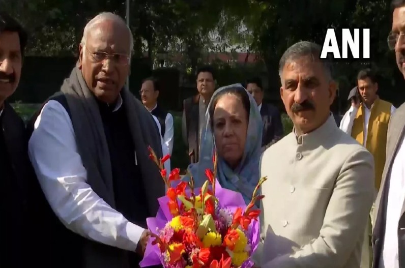 हिमाचल के सीएम ने खड़गे से की मुलाकात, प्रदेश कांग्रेस अध्यक्ष प्रतीभा सिंह और पार्टी के विधायक भी मौजूद