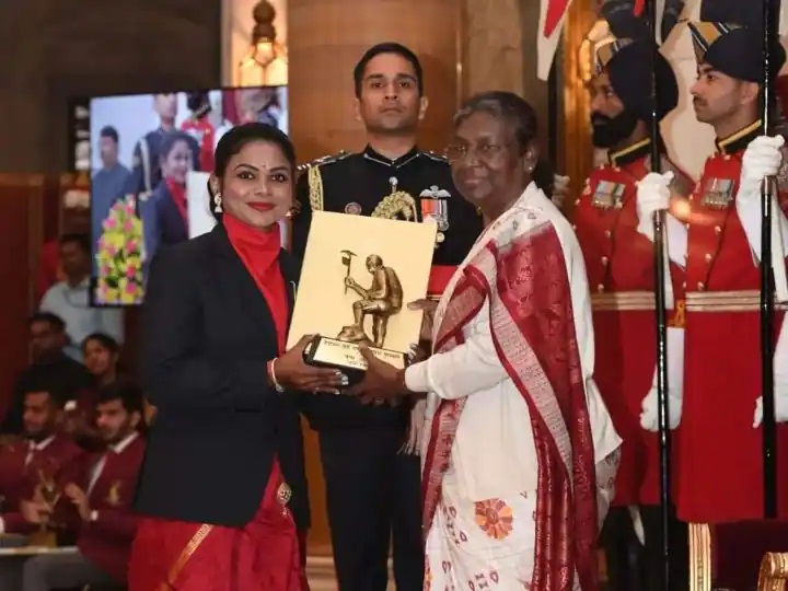 छत्तीसगढ़ की पर्वतारोही नैना सिंह धाकड़ को राष्ट्रपति ने किया सम्मानित, सीएम भूपेश बघेल ने दी बधाई और शुभकामनाएं
