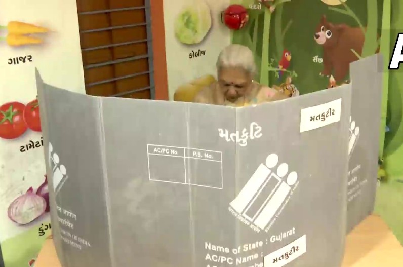 UP governor anandiben patel cast her vote: उत्तर प्रदेश की राज्यपाल आनंदीबेन पलेट पहुंची अहमदाबाद, अपने मताधिकार का किया प्रयोग