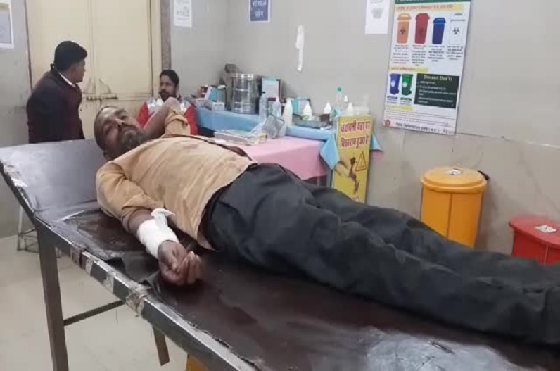 ग्राहक ने पांच रुपए कम दिए तो दुकानदार ने मारा चाकू, गंभीर हालत में ले जाया गया अस्पताल