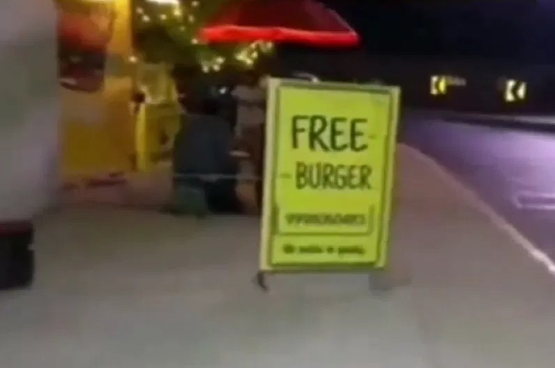 “फ्री बर्गर”! टेस्टी Burger के साथ मिलता है फ्री वाईफाई, खाने से पहले जान लें ये बात, वरना चुकाने पड़ेंगे पैसे….देखें वीडियो