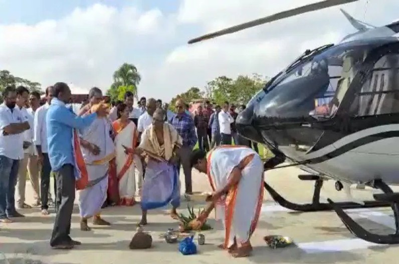 47 करोड़ का हेलीकॉप्टर खरीद करवाई मंदिर में पूजा, पुजारियों से आशीर्वाद लेकर किया ये काम ….देखें वीडियो