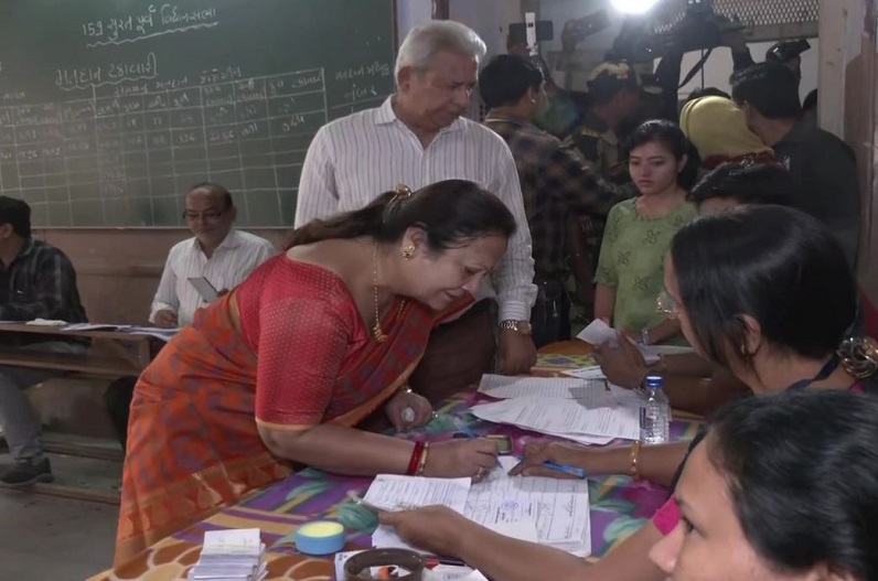 Gujarat Assembly Polls: सुबह 11 बजे तक 18.95% हुआ मतदान, मंत्री मंडाविया बोले- विकास की राजनीति करते हैं गुजराती
