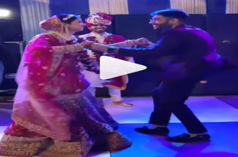 Trending Bhabhi Devar Ka Dance: हाथों में हाथ लेकर दुल्हन के साथ नाचा देवर, दूर खड़े दूल्हे की हालत देख परेशान हुए बाराती….वीडियो वायरल