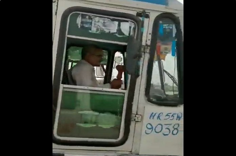 Viral Video: बस चलाते समय ड्राइवर ने कर दिया ऐसा कांड, वीडियो देख यूजर्स बोले – हैवी ड्राइवर हो चचा…