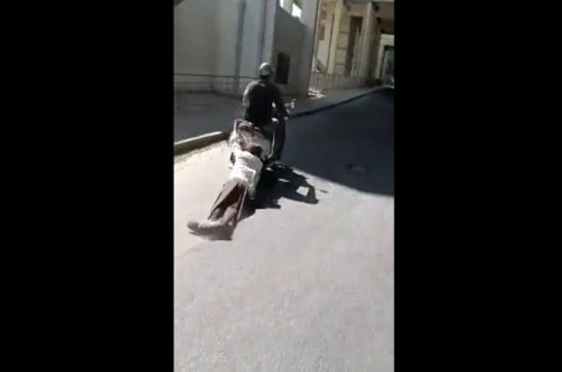 मानवता हुई शर्मसार! युवक को डेढ़ किलोमीटर घसीटता ले गया स्कूटी चालक, वीडियो हुआ वायरल