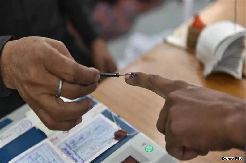MP Nagar Nikay Chunav 2023: 19 नगरीय निकायों में मतदान जारी, सुबह 11 बजे तक 29.3% हुआ मतदान