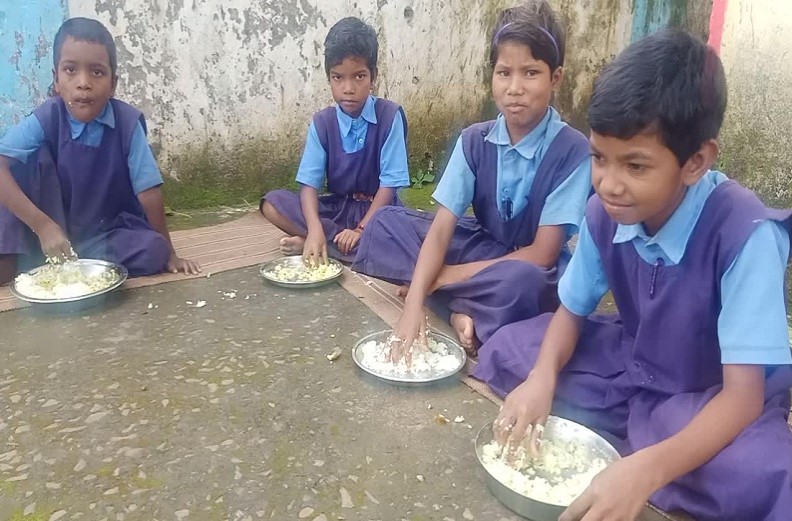 सरकारी स्कूल के बच्चों के हित में बड़ा फैसला, मिड डे मील में बच्चों को परोसी जाएगी बाजरे की रोटी और खिचड़ी