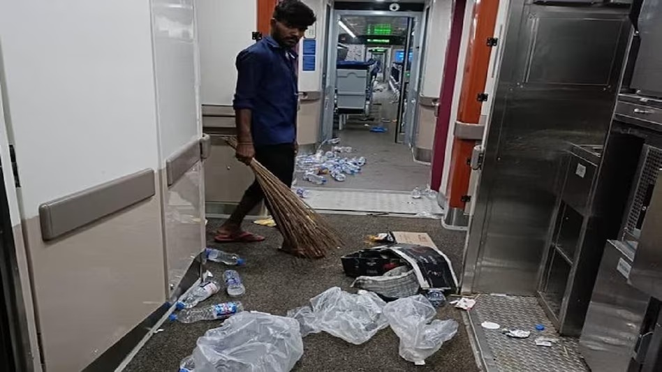 Railway’s new cleanliness plan : वन्दे भारत एक्सप्रेस में अब माँगा जायेगा सवारियों से उनका कचरा, जाने क्या हैं रेलवे का यह अनोखा प्लान