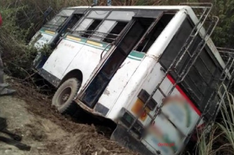 Bus Accident: तीर्थयात्रियों से भरी बस अनियंत्रित होकर पलटी, हादसे में 8 लोग घायल