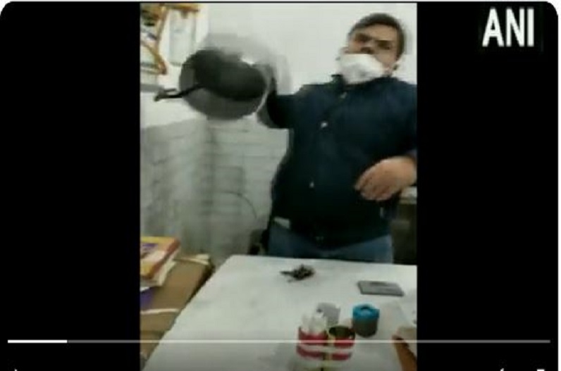Watch Video: दबंग डॉक्टर ने पत्रकार को हेलमेट से मारा, वायरल हो रहा ये वीडियो