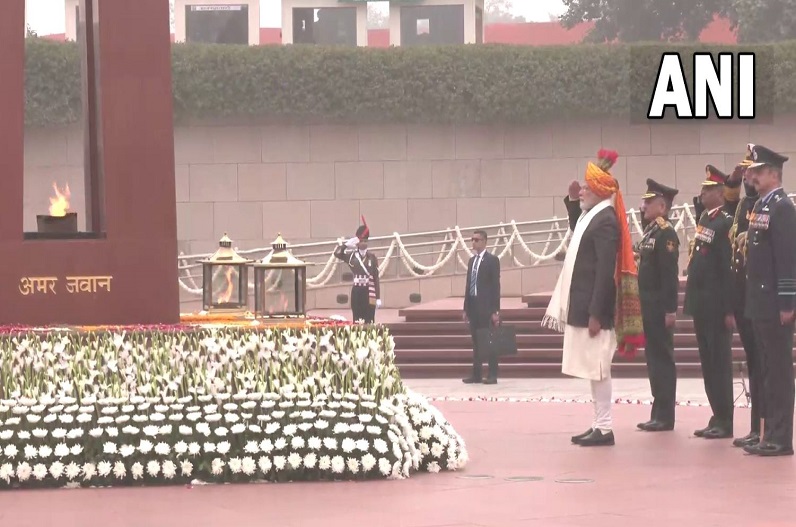 प्रधानमंत्री नरेंद्र मोदी ने राष्ट्रीय युद्ध स्मारक पर शहीदों को श्रद्धांजलि दी, देखें वीडियो