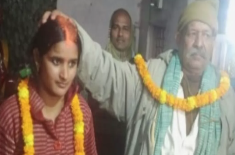 पति की मौत के 4 साल बाद बहू ने ससुर से रचा ली शादी, दोनों ने मंदिर में लिए सात फेरे