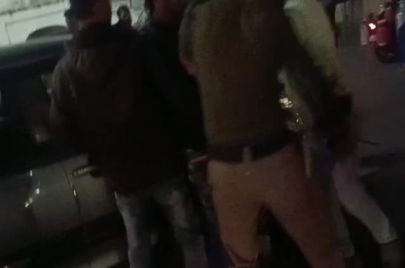 MP News :  इस बात को लेकर पुलिसकर्मी से युवकों ने की मारपीट, झूमा झटकी का वीडियो वायरल