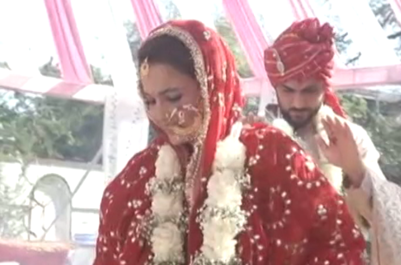 Watch Video: बॉलीवुड एक्ट्रेस ने छत्तीसगढ़ के लड़के के साथ लिए सात फेरे, छत्तीसगढ़िया रि​ति रिवाज से हुई शादी