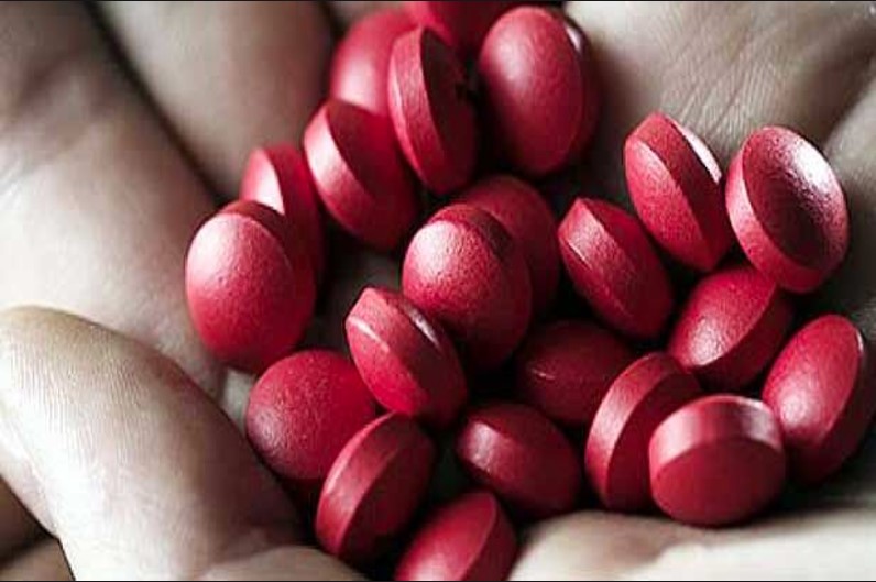 Iron ki goli khane se baccho ki bigdi tabiyat बुरहानपुर के सरकारी स्कूल