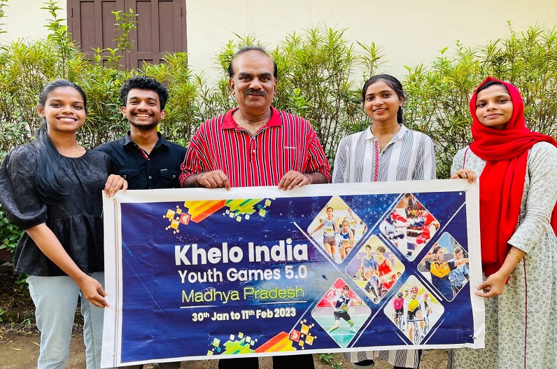 खेलो इंडिया यूथ गेम्स 2023: केरल के कालीकट में खेल प्रशंसकों ने हाथो में बैनर थामकर दिया सांस्कृतिक एकता का सन्देश.