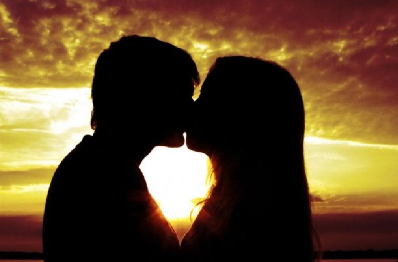 Kiss day 2023: पार्टनर को Kiss करने से आ सकती हैं आफत, जकड़ सकती हैं यह 5 गंभीर बीमारियां, बरतें सावधानी