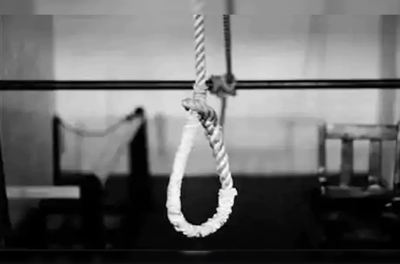 छात्र का फांसी के फंदे पर लटक रहा था शव, देखने पहुंचे वार्डन की भी सदमे में मौत, जाने कहाँ का है मामला