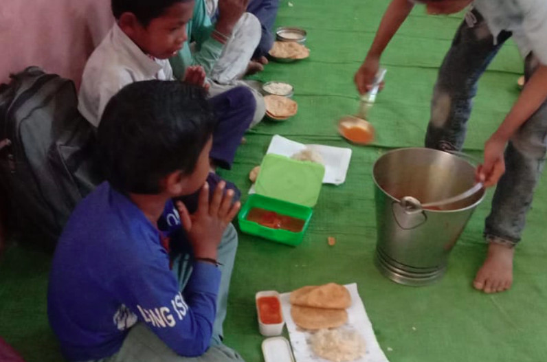 Sagar News : शासन- प्रशासन की खुली पोल, मिड डे मील के नाम पर हो रहा खिलवाड़, प्लेट कटोरी छोड़ बच्चों को इस तरह परोसा जा रहा खाना
