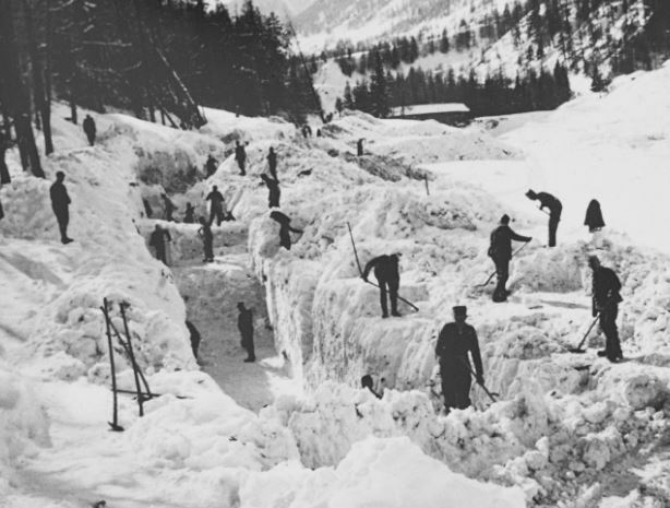 Avalanches in Austria and Italy : हिमस्खलन में नौ लोगों की मौत, स्कूल की छुट्टियों के कारण बड़ी संख्या में पहुंचे थे लोग