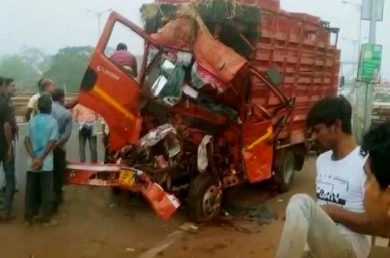 दर्दनाक हादसा: दो ट्रकों के बीच जबरदस्त टक्कर, 7 लोगों की मौत, मची अफरातफरी