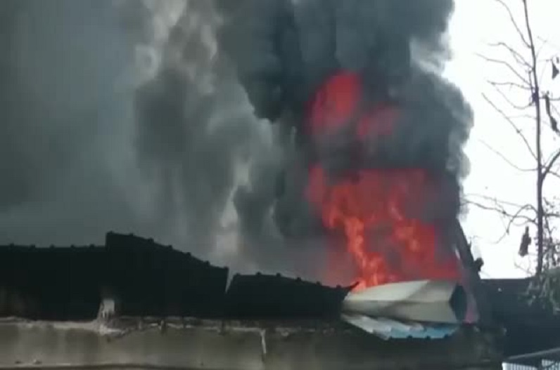 Satna News: टेंट हाउस के गोदाम में लगी भीषण आग, धूं-धूंकर जलकर खाक हुआ लाखों का सामान