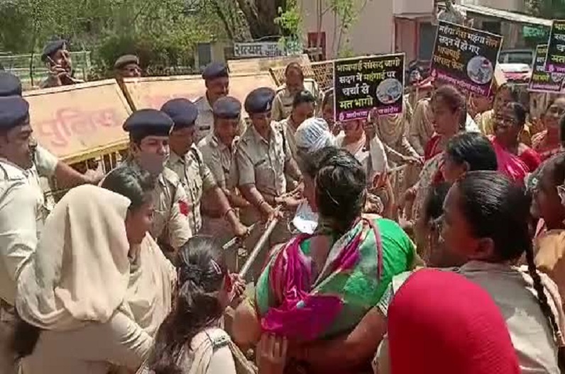 Rajnandgaon news: महिला कांग्रेस ने किया सांसद कार्यालय का घेराव, इस वजह से थाली बजाकर सांसद को बताया फेल