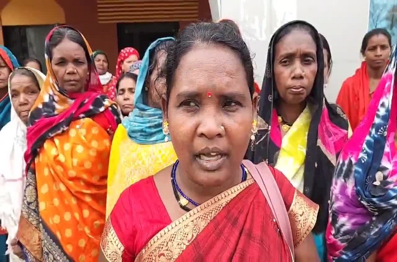 Women of Kamar and Bhunjia tribes demanding removal of ban on sterilization