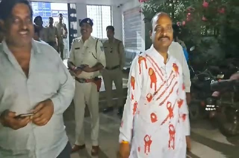 Chhatarpur news: मंजू नेता का हाई वोल्टेज ड्रामा.. थाने में ऐसे कपड़े पहनकर गिरफ्तारी देने पहुंचे