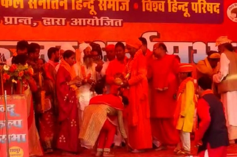 रायपुर के धर्म सभा में 21 हिंदू परिवारों की घर वापसी, अवधेशानंद गिरी बोले- हिंदुस्तान में रहने वाला हर व्यक्ति हिंदू