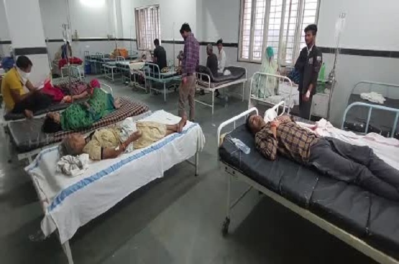 Chhatarpur news: फलाहारी करने से गर्भवती महिलाओं सहित बिगड़ी 15 लोगों की तबीयत, एक ही परिवार के 5 लोग गंभीर