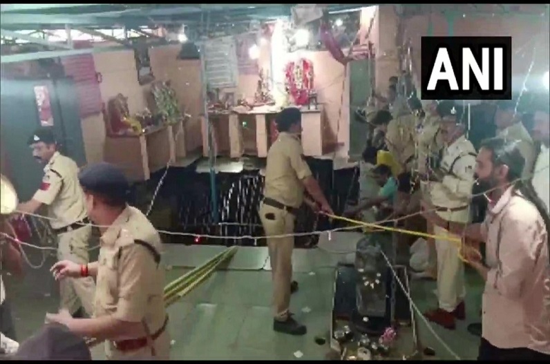 Beleshwar Mahadev Temple Accident : बेलेश्वर महादेव झूलेलाल मंदिर हादसे में अब तक 4 लोगों की मौत, कलेक्टर ने की पुष्टि, रेस्क्यू जारी