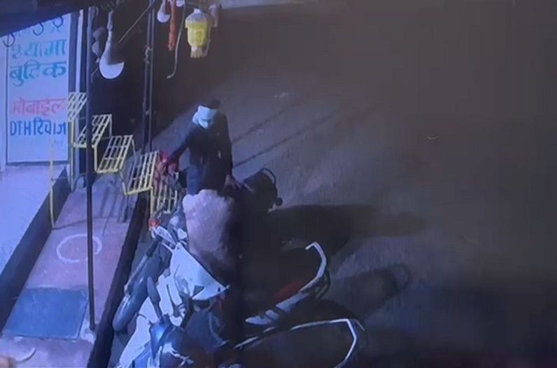 Ambikapur news: पुलिस सुस्त चोर चुस्त… एक झटके में तोड़ा बुलेट का लॉक,  CCTV में कैद हुई चोरी की धांसू टेक्निक
