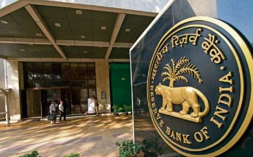 एक बार फिर इस बैंक को लगा झटका, RBI ने ठोका करोड़ों का जुर्माना, जानें ग्राहकों पर क्या पड़ेगा असर?