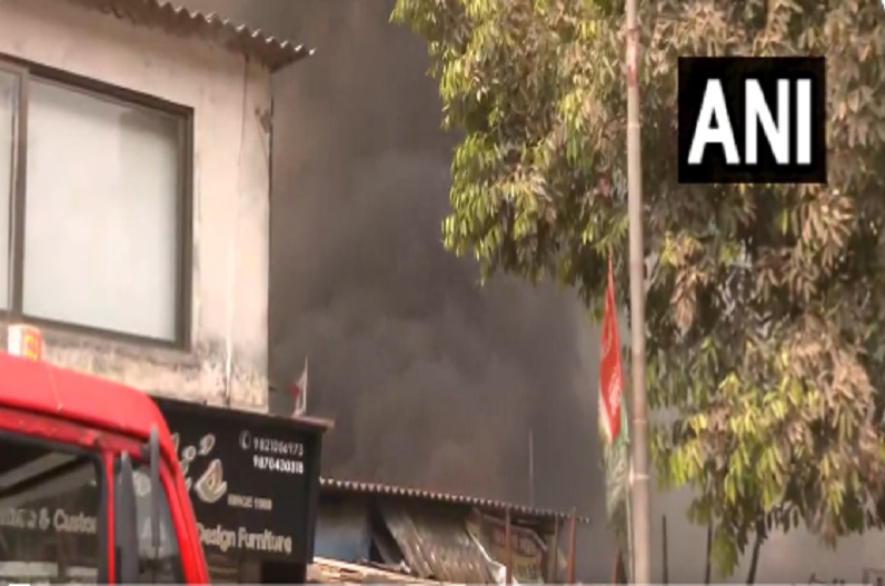ओशिवारा फर्नीचर मार्केट में लगी भीषण आग, जलकर खाक हुई 40 दुकानें , आग बुझाने में जुटी दमकल विभाग की टीम