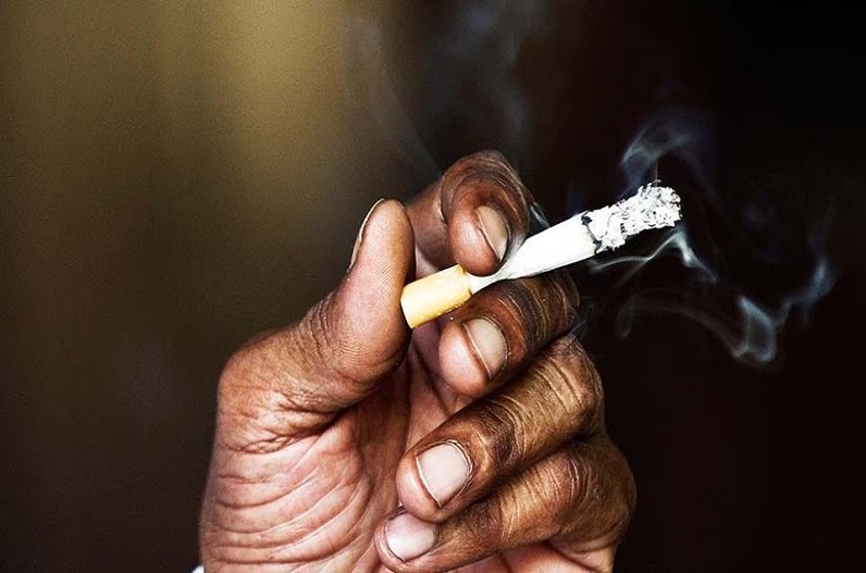 सिगरेट पीने की बड़ी सजा, शख्स पर लगा 9 लाख रुपये का जुर्माना, 14 साल में पी थी इतनी सिगरेट
