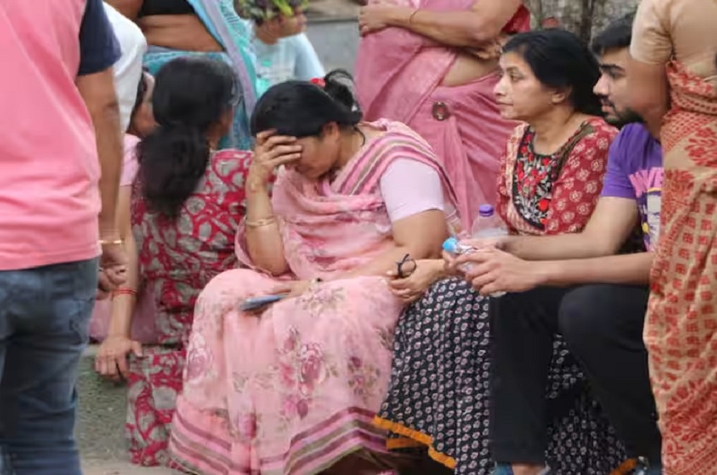 इंदौर हादसा: गुजराती समाज के 11 मृतकों का एकसाथ हो रहा अंतिम संस्कार, सभी एक ही कालोनी के थे रहने वाले