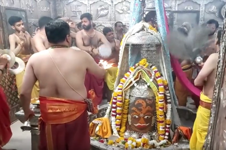 Mahakal Bhasm Aarti : हिंदू नव वर्ष के पहले दिन बाबा महाकाल की भस्म आरती में उमड़ी भक्तों की भीड़, भगवान भोलेनाथ का हुआ विशेष श्रृंगार