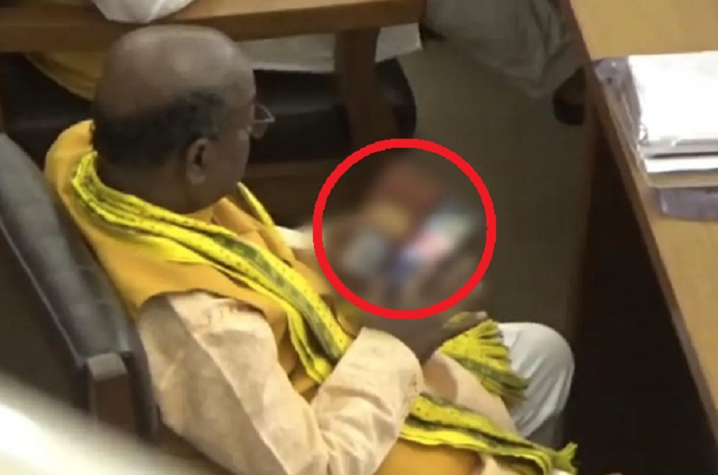 सदन में Porn देखने वाले विधायक की अजीबोगरीब सफाई, BJP ने भी जारी किया नोटिस, माँगा जवाब