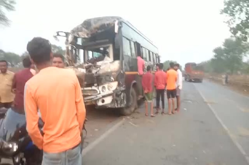 Road Accident in Sarangarh : बारातियों से भरी बस और ट्रक के बीच हुई भिड़ंत, एक की मौत, 25 लोग हुए घायल, गंभीर रूप से घायलों को किया गया रेफर